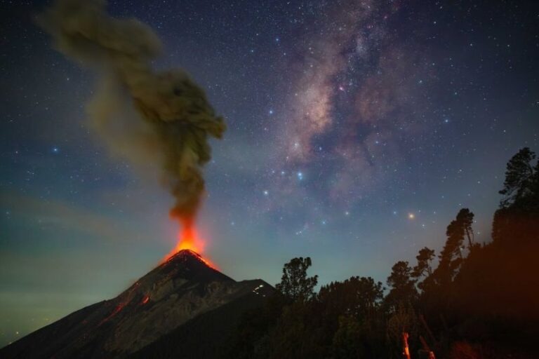 Milky-Way-volcano-Acatenango-Guatemala-Sergio-Montufar-768x512.jpg